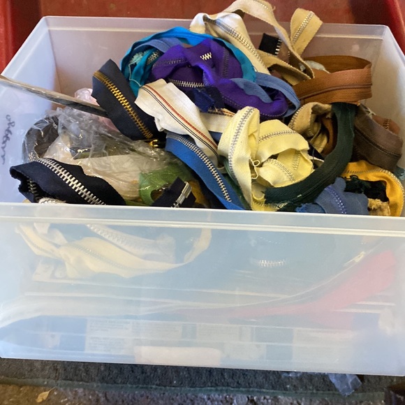Bin of zippers - Picture 3 of 6